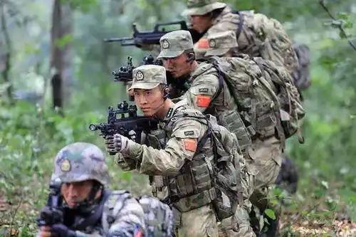 火力全开一战及第跟着7频道走进校园打场真人cs,看看哪支战队是你心中的战狼
