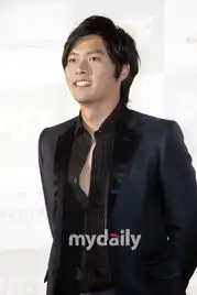 玄彬出席釜山电影节闭幕式