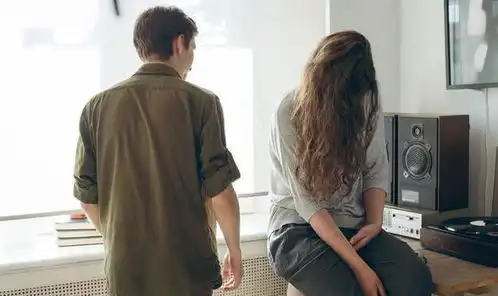 男子回家发现好友与妻子衣衫不整,持斧怒砸被逮捕,网友很冤
