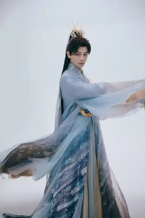 组图丁禹兮七时吉祥饭拍路透银发配深v仙气十足