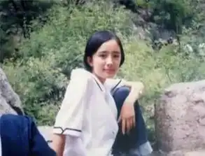 搞不懂为啥杨幂和baby童年跟现在一样美,出道早期却很丑
