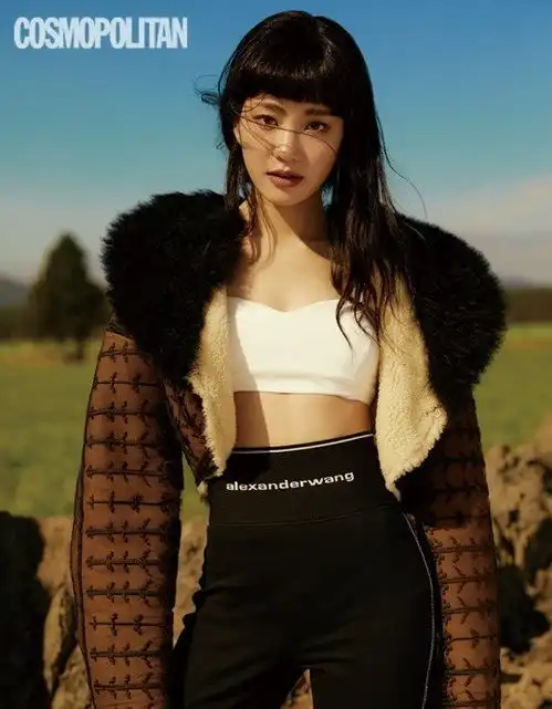 韩国女艺人李侑菲最新杂志秋冬户外写真
