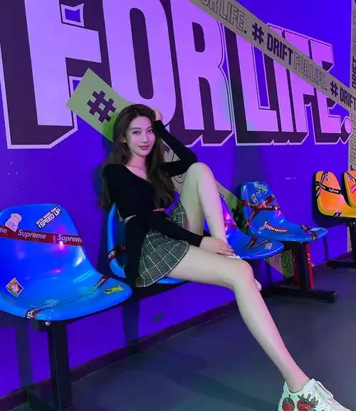 网友晒照片爆料,曾偶遇吴亦凡和都美竹在一起,同行的还有鹿晗