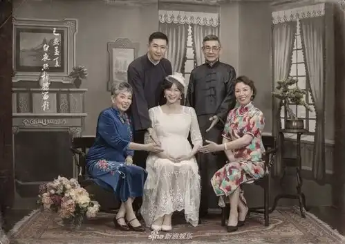 李艾民国风全家福首曝光挺孕肚穿白纱裙变上海名媛
