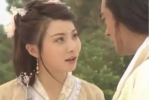 从李媚娘到花神梓芬,张琰琰的古装美赢在了眉心一颗梅花钻
