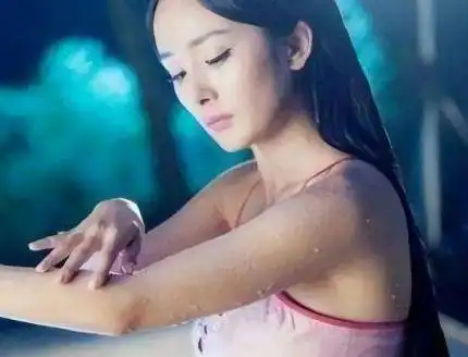 女明星穿上肚兜后,赵丽颖性感,刘涛身材完美,而她则成为了经典
