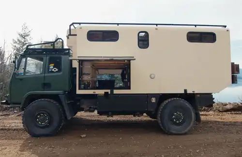 他低价买下1990年废旧卡车,豪装成12㎡蜗居,流浪生活已4年