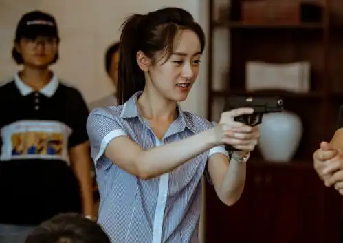 一口气带来两部电影,袁冰妍是要转型的节奏,女警造型不输古装
