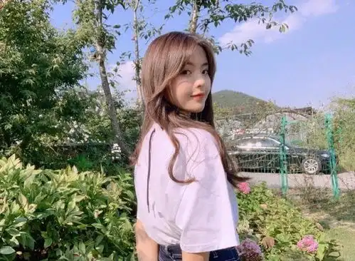 浪漫满屋婚纱路透照,杨超越许魏洲甜蜜对视,漫天花瓣超浪漫
