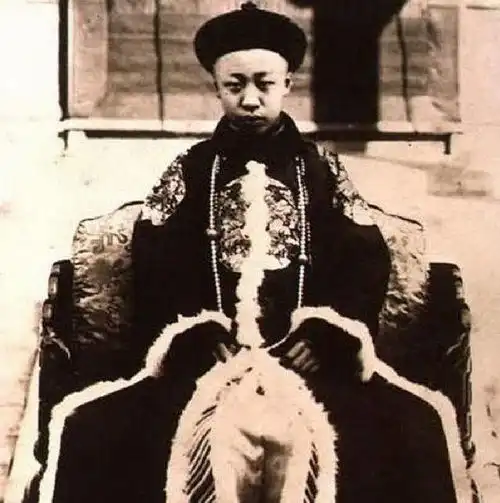 老照片晚清末代皇帝溥仪相貌英俊斯文帅气,皇后婉容惊艳貌美
