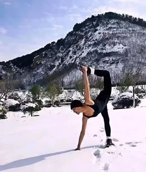 30岁瑜伽晚64岁阿姨雪地瑜伽,逆生长,身材不输少女
