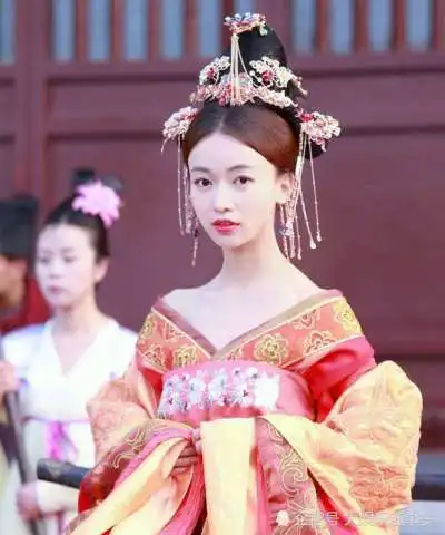 吴谨言上节目古装亮相,看到她的肩膀后,网友打扰了
