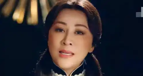 一把年纪还强装少女,扎麻花辫打扮清纯,老黄瓜涮绿漆装嫩

