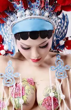 主播张心儿曝半裸照京剧造型美臀隐现超性感
