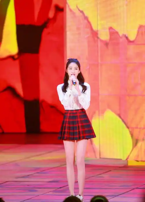 关晓彤晒自拍,穿牛油果绿的短袖戴发卡,随便美一下都是小公主
