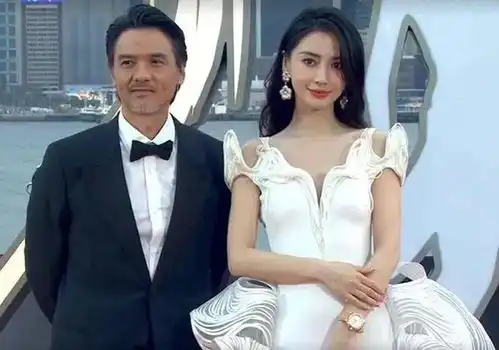 杨颖出席活动,学热巴捂胸穿名贵礼裙,却把尴尬写满脸上