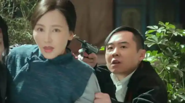 娘道突然出现一个人,让隆夫人和柳瑛娘躲过一难
