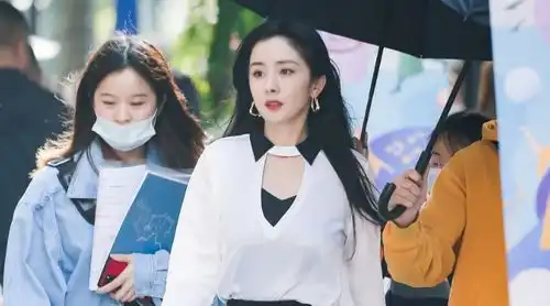 杨幂携高糖甜宠剧来袭,素颜造型很有灵气,与小9岁男星扮演情侣
