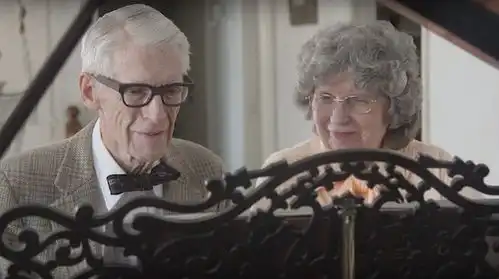 80岁老夫妻扮飞屋环游记庆祝结婚60周年