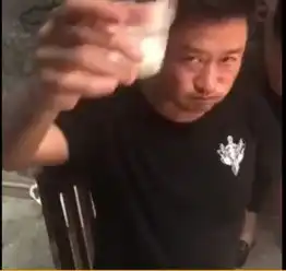 战狼2票房逼近40亿吴京庆功宴豪饮三杯致敬主创
