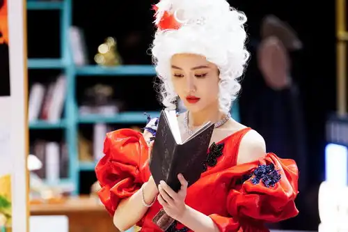 组图王鸥宫廷装明艳动人红群配黑蕾丝面具高贵神秘显肤白