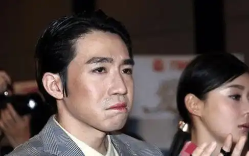 俞灏明为八佰献身,演反派遭辱骂,31岁胡歌为其点赞

