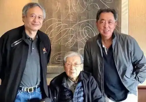 房祖名穿着素衣现身灵堂,替母亲给李行上香曝林凤娇情绪崩溃
