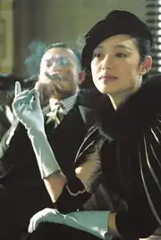 一步之遥再曝主演剧照舒淇泳装抢镜
