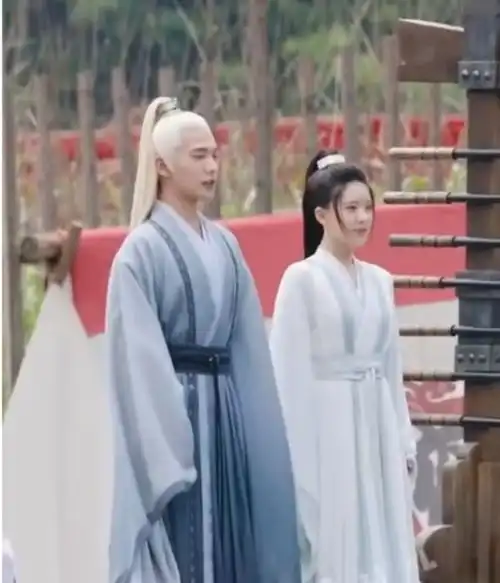 且试天下杀青,95花赵露思大脸盘太抢镜,网友剧组伙食不错
