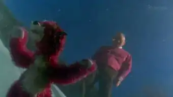 绝命毒师第二季最后一集飞机爆炸后掉下这个娃娃是谁的跟沃尔特有关系没