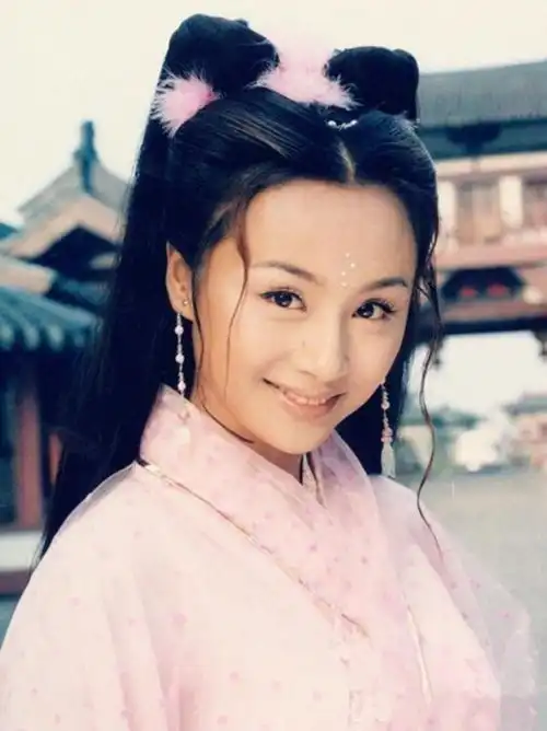 美容美发出身却成央视主持,结婚后却体型发福,今疑似整容大变样
