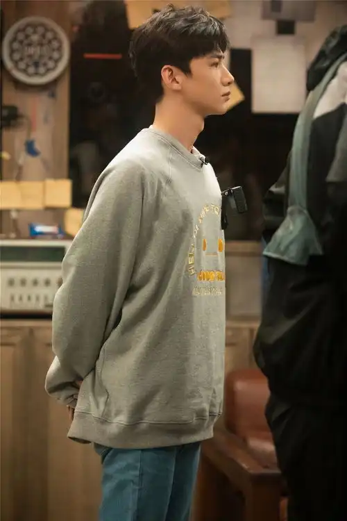 密室大逃脱最新剧照白敬亭休闲装少年感十足