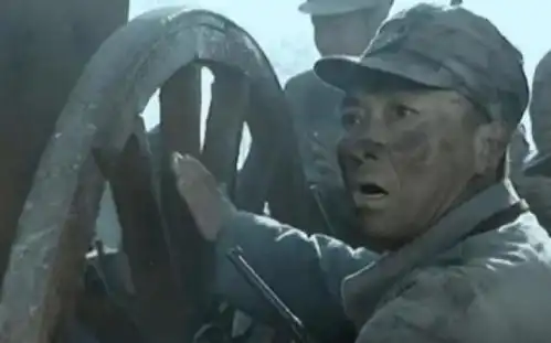 为何新亮剑超越不了老亮剑,看看意大利炮比较,导演真当我们瞎
