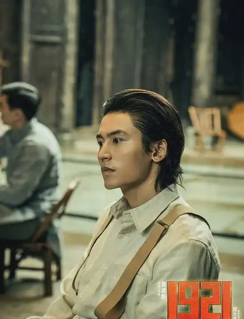 张哲瀚向百年风华致敬伟大日子正能量发言,不愧新晋顶流