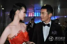 李昕岳红裙惊艳亮相与黄晓明亲密交谈

