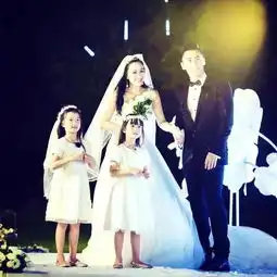 46岁,离婚两次,带着三个女儿,还嫁给了小鲜肉钟丽缇的人生和她的身材一样性感
