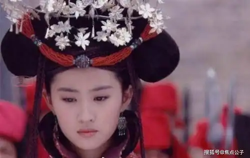 少数民族造型惊艳看了杨超越迪丽热巴的造型,只想喊多拍点