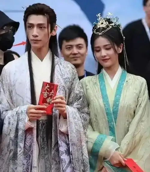 罗云熙又瘦出新高度,脸黄肌瘦眼眶凹陷,网友真不用看医生
