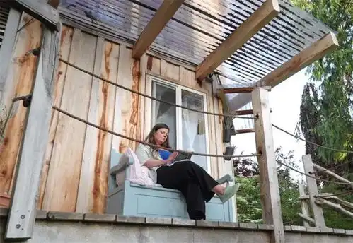 她利用废品搭建9㎡蜗居,塔楼小屋足有8米2高,一人住正合适
