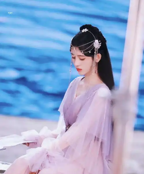 鞠婧祎新戏杀青,造型甜美头饰引人注意,这次她的造型真的很到位
