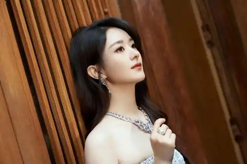 36岁赵丽颖最新活动照,穿抹胸镂空裙美成女王,不菲首饰超抢镜
