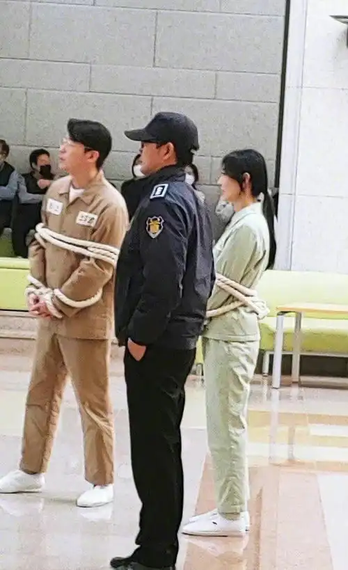 顶楼大结局剧照曝光全员穿囚服大合照太好笑,私下里反差大