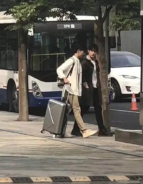 全职高手最新路透,杨洋叶修上演背心杀尽显性感身材
