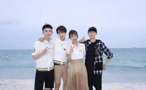 杨紫和王俊凯坐同班飞机,见小凯粉丝人山人海,秒变表情包好可爱
