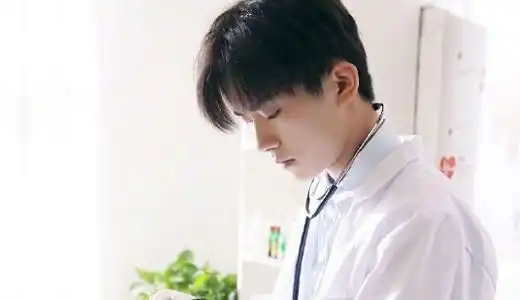 易烊千玺新电影剧照,穿白大褂看片子,造型和手法神还原医生