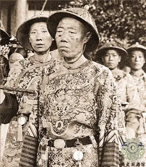 大太监李莲英的墓,六个大汉砸了半个月,开棺后场景令人倒吸凉气
