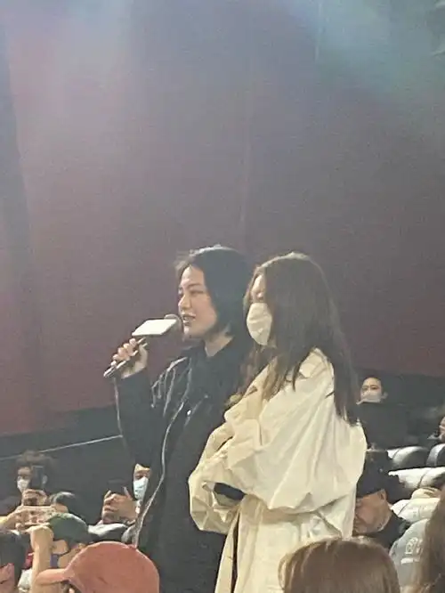 组图周冬雨马思纯合体亮相忠犬八公首映一黑一白休闲低调