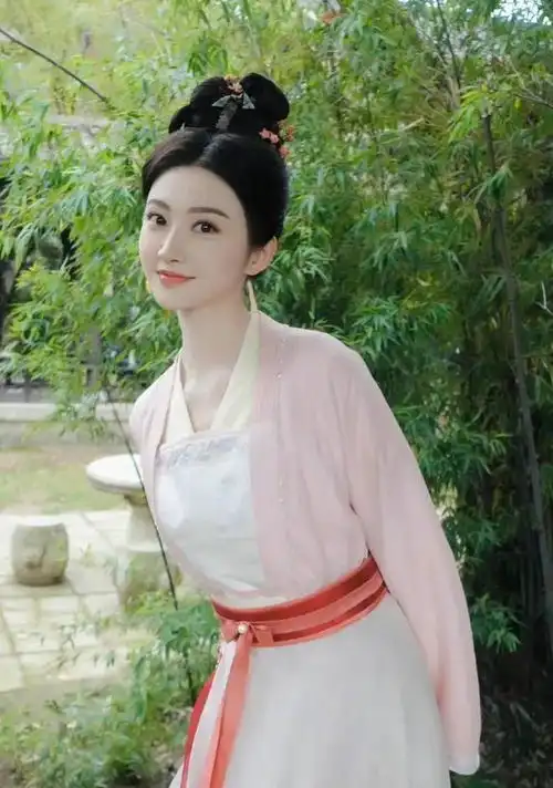 景甜古装撑伞四海重明来袭,景甜白衣撑伞成仙侠圈新顶流,这颜值,我跪了