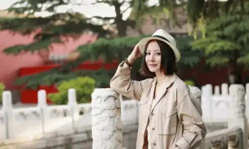 她17年前演风云雄霸天下成名,年过半百至今单身,状态仍似少女
