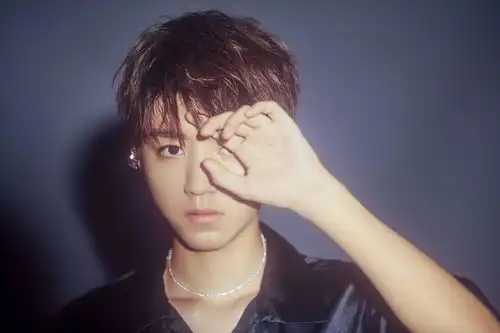 有没有一些王俊凯的高清图片适合做电脑桌面或是一些蓝海图
